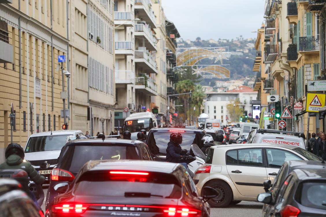 les galères quotidiennes des usagers de cet axe structurant à Nice