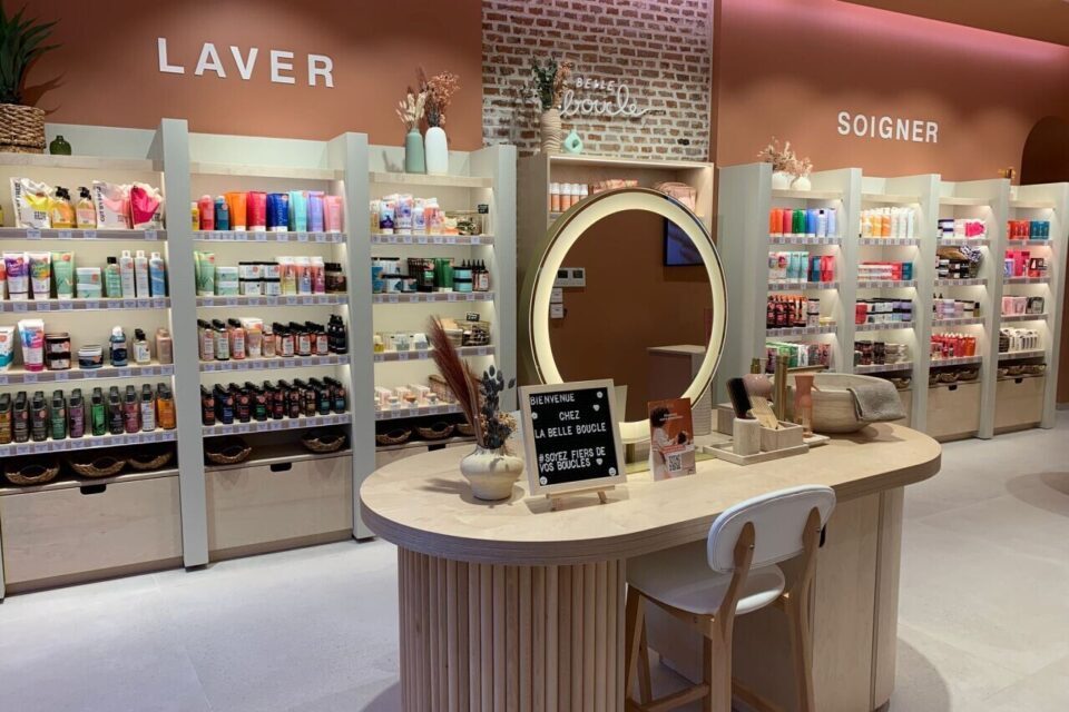 Dans la boutique accolée au salon, pas moins de 450 produits coiffants.