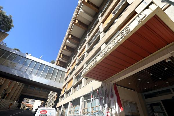 Livrée en 1969 dans le quartier de La Rousse (Annonciade), l’ancien collège Charles-III accueillent provisoirement les lycéens d’Albert-Ier cette année à Monaco. Le talus menaçant se situe à l’arrière de ce bâtiment principal.