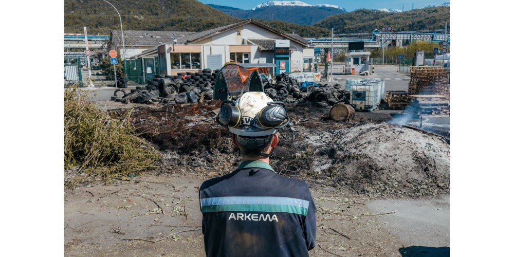 10 avril. Vencorex passe sous pavillon chinois. Ce pilier de la plateforme chimique du Pont-de-Claix avait été placé en redressement. Le tribunal de commerce de Lyon a retenu l’offre du concurrent Wanhua et écarté le projet de SCIC porté par des salariés et des collectivités, laissant plus de 400 employés sans solution. L’effet domino est immédiat : à Jarrie, Arkema, privée du sel fourni par Vencorex, annonce une réorganisation avec 80 suppressions de postes. Mais un nouvel espoir émerge pour le site pontois : le projet Exalia, soutenu par les mêmes acteurs que la SCIC, vise à relancer une activité chimique décarbonée et pourrait créer 250 emplois d’ici fin 2027, sous réserve de l’aval du tribunal.