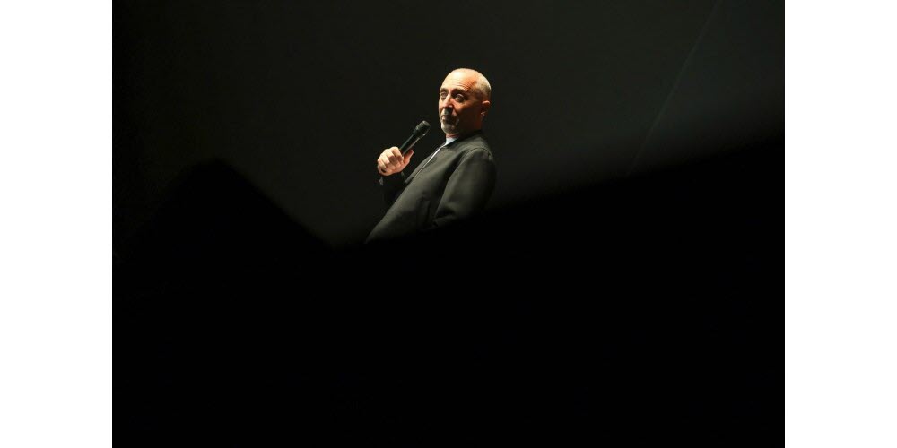 10 octobre. Gad Elmaleh comme chez lui au Summum. Gad Elmaleh a battu un double record le 10 octobre au Summum à Grenoble : il est devenu l’artiste qui s’est le plus produit dans cette salle depuis sa construction en 1988, mais c’est aussi celui qui a récolté le plus grand nombre de représentations à guichets fermés. À chaque fois que l’humoriste se produit au Summum, c’est à guichets fermés. Il était là en 2022, en 2023, en 2024 pour deux dates… Et il est revenu en 2025, toujours avec le même succès.