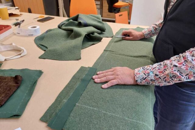 On procède à la découpe dans le tissu. (© Thomas Bernard / actu Nantes)