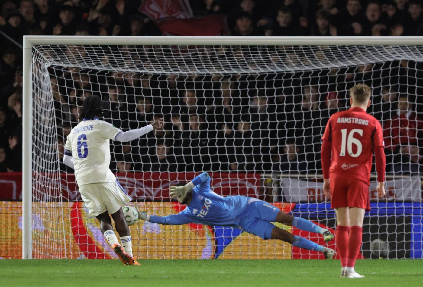 La victoire de Strasbourg écornée par un penaltygate - C4 - J5 - Aberdeen-Strasbourg (0-1)