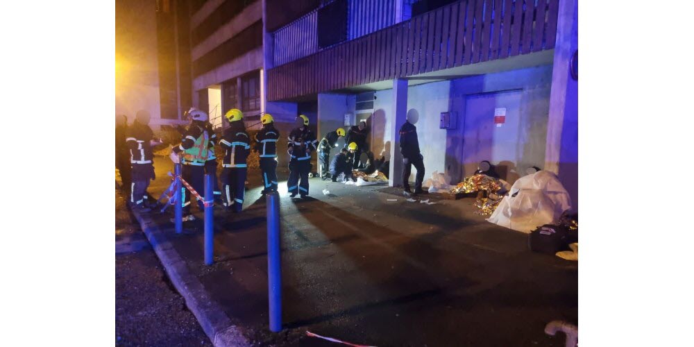 12 février. Attaque à la grenade dans un bar associatif. L’un des faits marquants de l’année 2025 à Grenoble survient dans la soirée du 12 février lorsqu’un homme armé d’une kalachnikov lance une grenade dans un bar associatif du Village olympique à Grenoble. L’attaque, la première de ce type en France, va faire 15 blessés dont six seront gravement atteints. Un médecin déclarera avoir été confronté à « des blessures que l’on voit habituellement sur des terrains de conflit ». Un suspect de 17 ans a été mis en examen depuis, et est soupçonné de trois autres tentatives de meurtre, l’ensemble de ces dossiers s’inscrivant dans un contexte de guerre pour le contrôle de l’économie parallèle dans l’agglomération grenobloise. Photo Le DL/Vanessa Laime