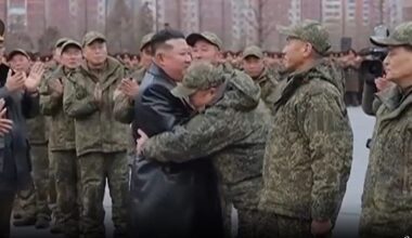 Vidéo. Kim Jong-un accueille des soldats nord-coréens de retour de combats pour la Russie