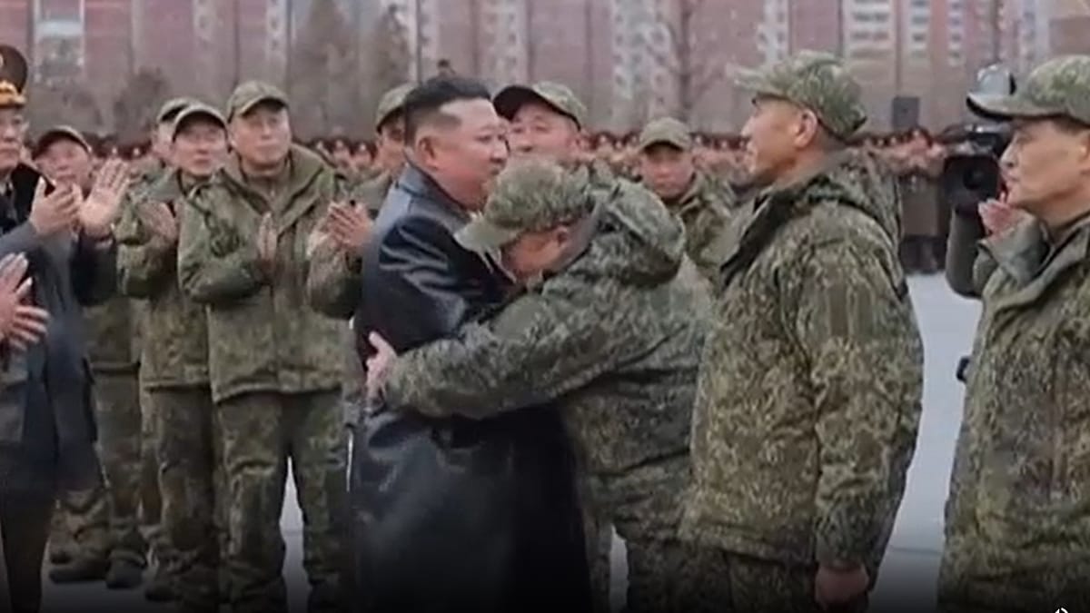 Vidéo. Kim Jong-un accueille des soldats nord-coréens de retour de combats pour la Russie