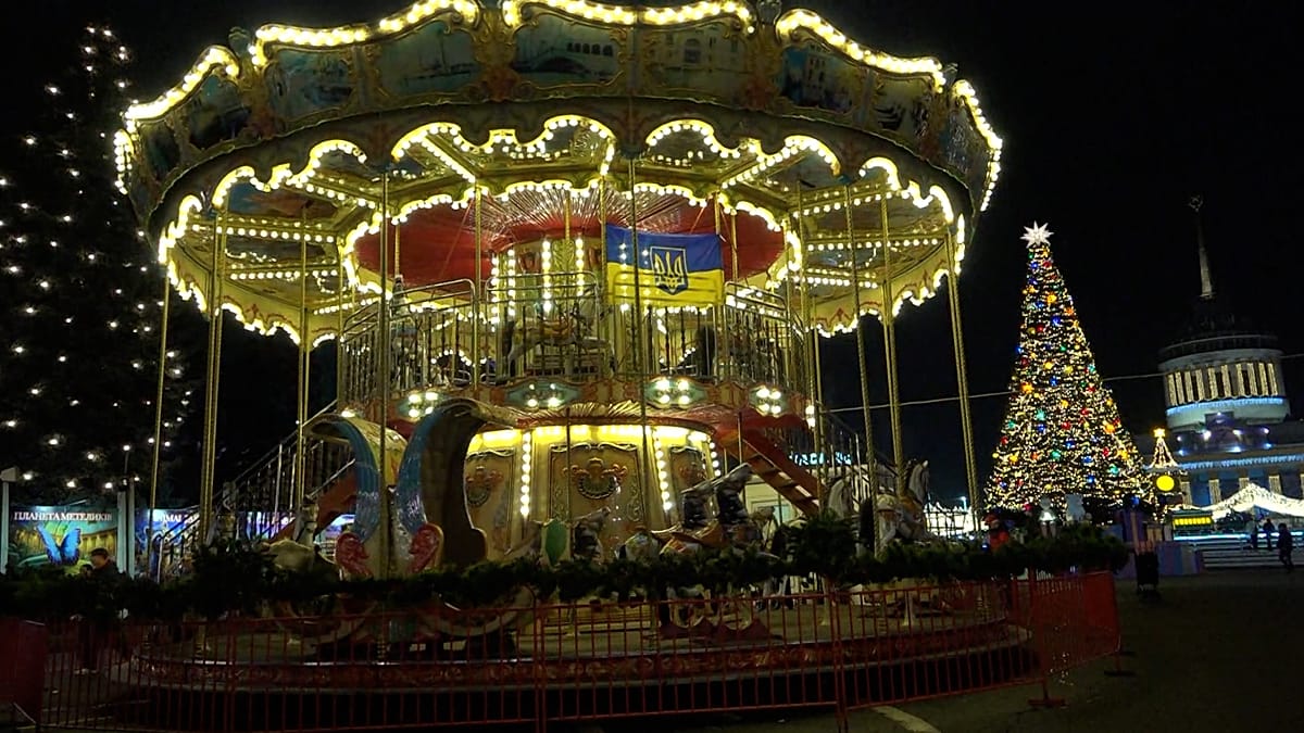 Vidéo. Des familles trouvent un rare calme au centre d'exposition ukrainien malgré les coupures de courant
