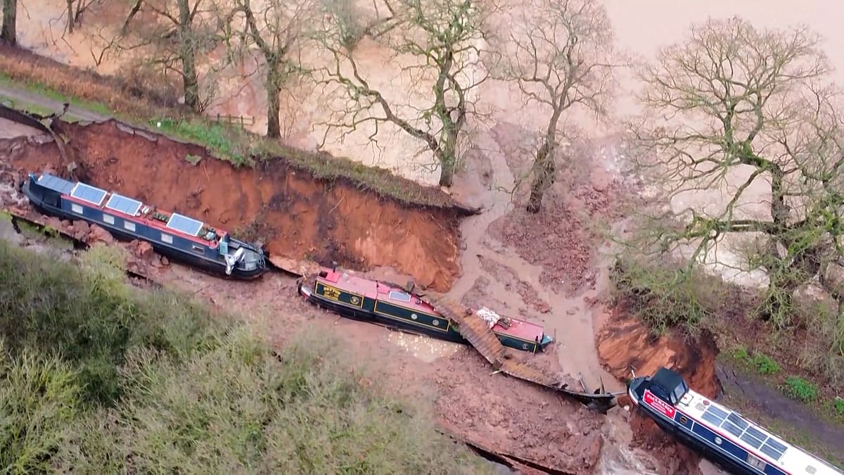 Vidéo. Une vidéo montre des bateaux engloutis par un énorme gouffre dans le Shropshire, au Royaume-Uni