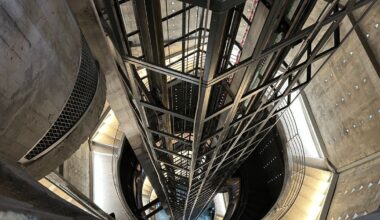 Visite à l’intérieur de la Tour Perret, à Grenoble, pendant les dernières étapes du chantier de rénovation