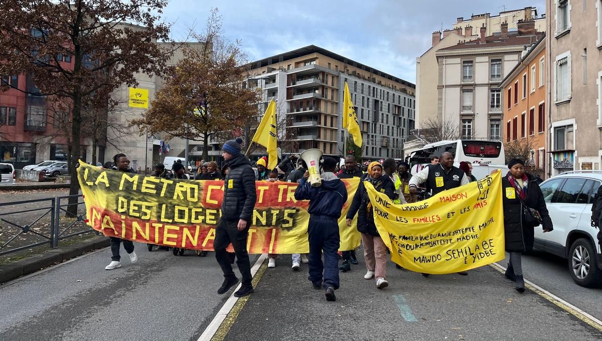 "Tout le monde est malade" : abrités au siège de la Métro à Grenoble, ils demandent la réquisition de logements vides