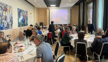 "C'est comme une famille", des séniors isolés invités à un déjeuner de Noël face à la mer à Nice