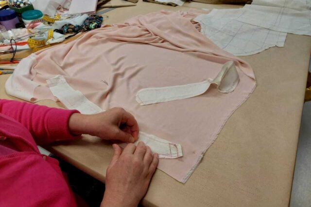 Les coupeurs réalisent un prototype appelé toile. (© Thomas Bernard / actu Nantes)