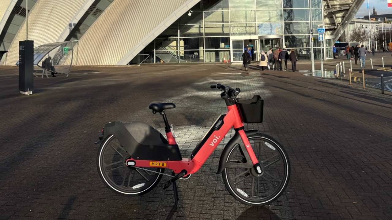 À Grenoble, les vélos Voi partagés et équipés de porte-skis et de sièges bébé pour faciliter tous les trajets