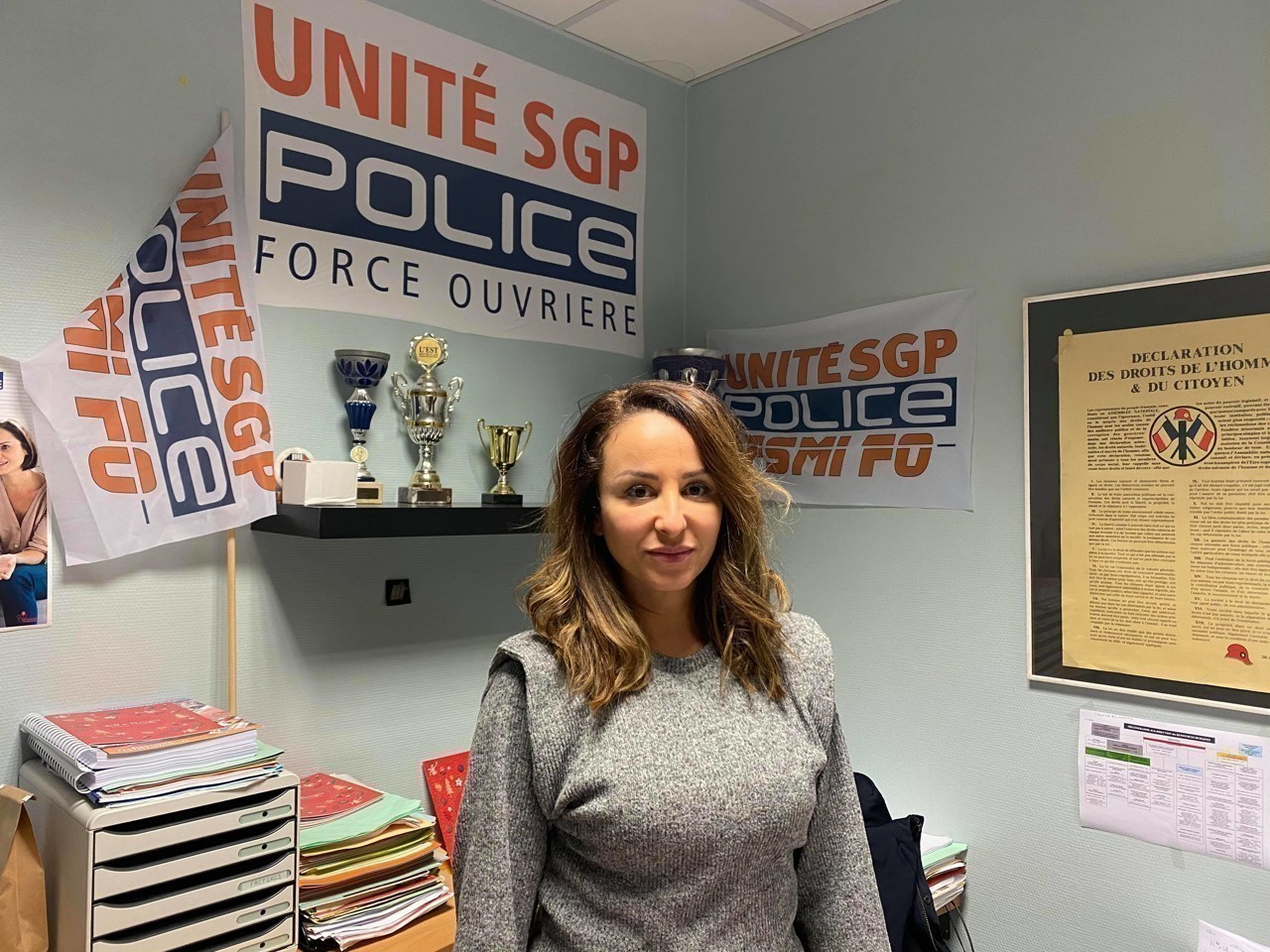 percutée par un automobiliste ivre et joint à la main, la policière Linda Kebbab neutralise le suspect