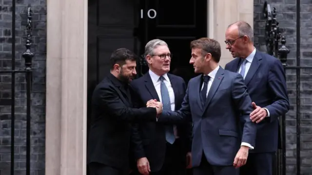 Le président ukrainien Volodymyr Zelensky, le président français Emmanuel Macron, le Premier ministre britannique Keir Starmer et le chancelier allemand Friedrich Merz sur les marches de Downing Street.