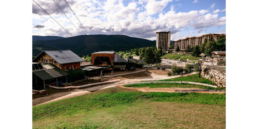 15 septembre. Coup d’arrêt au “projet Parker”. Ce devait être l’un des projets phares pour la station de Villard-Corrençon. Mais, six ans après la présentation de l’ensemble immobilier “Ananda Resort” porté par l’ancien basketteur et entrepreneur Tony Parker, le préfet coordonnateur de massif des Alpes y met un coup d’arrêt le 15 septembre, jugeant le projet « manifestement excessif ».