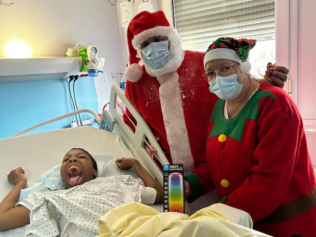 ils se déguisent en Père Noël pour voir les enfants malades
