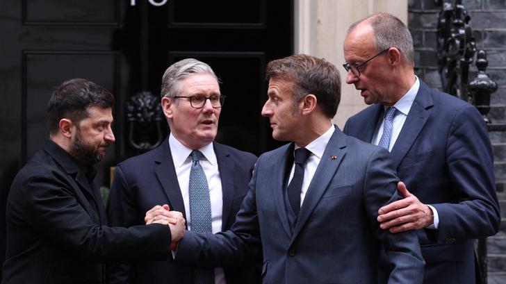 Volodymyr Zelensky, Keir Starmer, Emmanuel Macron et Friedrich Merz, réunis à Londres, le 8 décembre 2025.