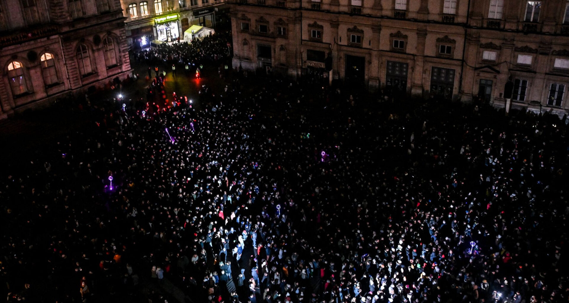 des messages projetés par Les Soulèvements de la Terre font polémique lors de la fête des Lumières de Lyon