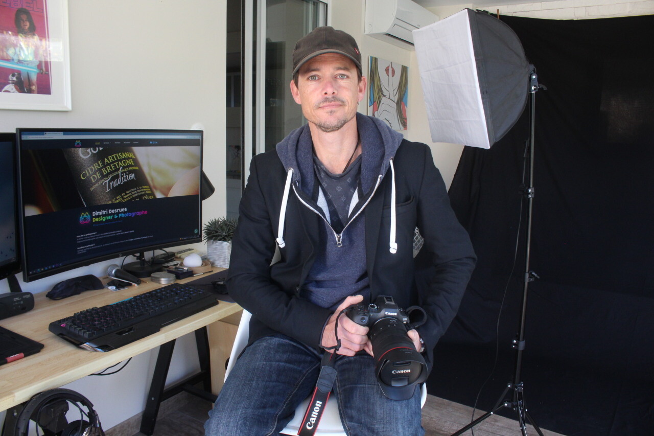 Ancien banquier, Dimitri s'épanouit dans le design et la photo près de Nantes