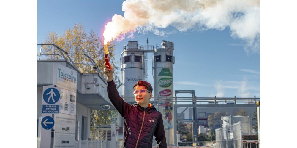 16 octobre. La fermeture de l’usine Teisseire de Crolles est annoncée. Ancré en Isère depuis 305 ans, le leader français du sirop fermera son usine de Crolles en avril 2026, entraînant la suppression de 205 postes (sur 318). En grève depuis, les salariés dénoncent une « réorganisation » préméditée par le brasseur Carlsberg, propriétaire de la marque depuis 2025. Conséquence de ce « plan de réorganisation », la production va être délocalisée chez le Normand Slaur-Sardet. Les salariés, vent debout, étudient toutes les alternatives, mais sont sous pression d’un calendrier serré édicté par le Plan de sauvegarde de l’emploi (PSE).