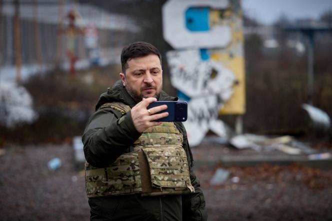 Le président ukrainien, Volodymyr Zelensky, enregistrant une vidéo à l’entrée de la ville de Koupiansk, le 12 décembre 2025. La vidéo a été diffusée par le service de presse de la présidence ukrainienne.