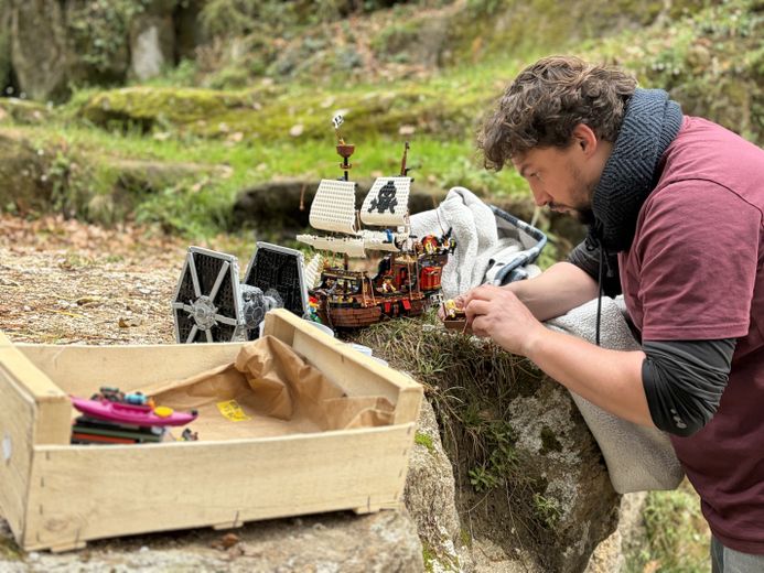 Il emporte toujours plusieurs pièces lors de ses sorties.