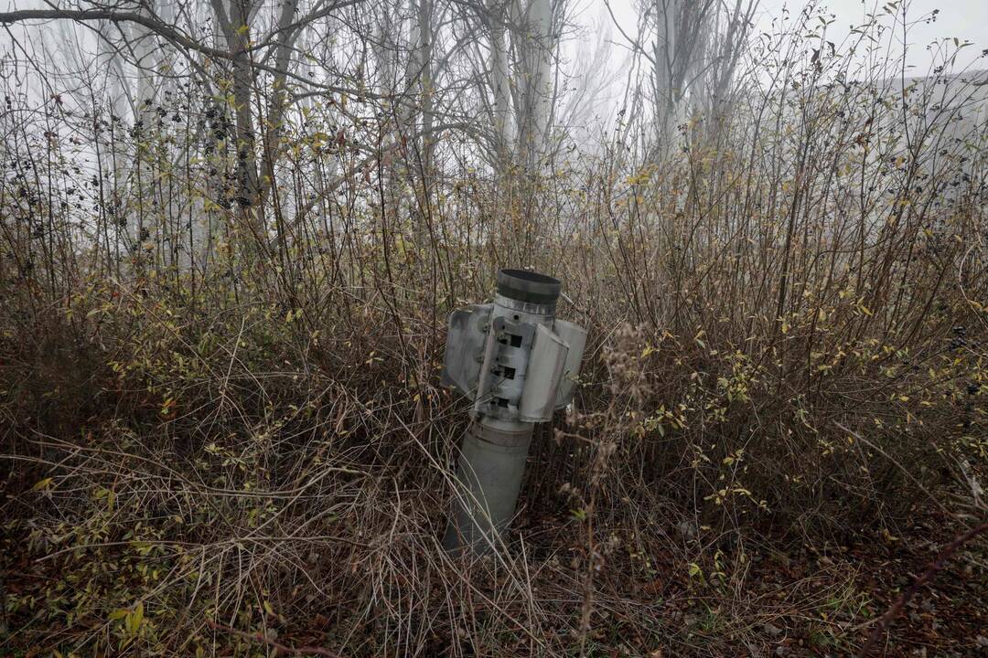 Un missile russe planté dans une cour de Kostyantynivka, dans l'est de l'Ukraine, le 28 novembre 2025. — © OLEG PETRASIUK / AFP