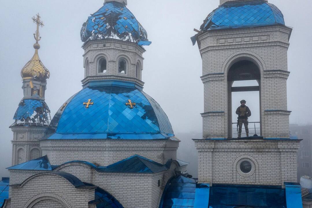 Un soldat ukrainien monte la garde en haut d'une église de Kostyantynivka, le 28 novembre 2025, photo transmise par l'armée ukrainienne le 1er décembre 2025. — © OLEG PETRASIUK / AFP