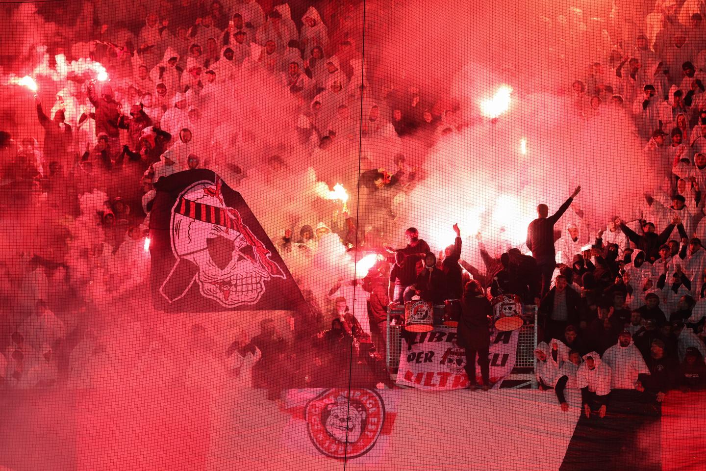 des joueurs et dirigeants pris à partie physiquement par leurs supporteurs, le club « condamne » des violences « inacceptables »