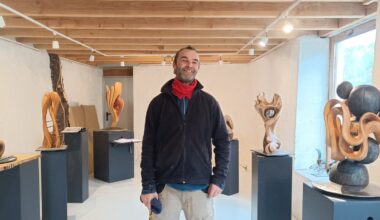 "Quand j’ai commencé à gratter, ça a été une révélation" : du couteau aux sculptures géantes, Rico transforme le bois en véritable œuvre d’art