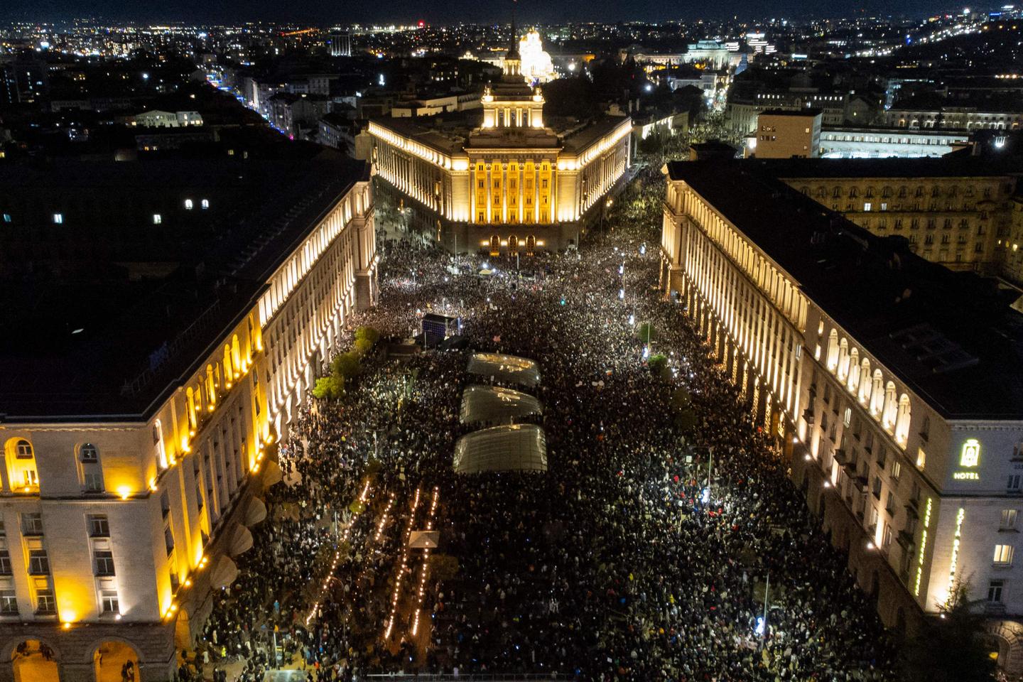 une manifestation massive contre le projet de budget, des heurts avec la police
