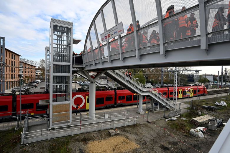 Une nouvelle passerelle passagers a été construite à la halte de Saint-Jory.