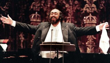 Polémique en Italie autour d'une statue de Pavarotti emprisonnée dans une patinoire