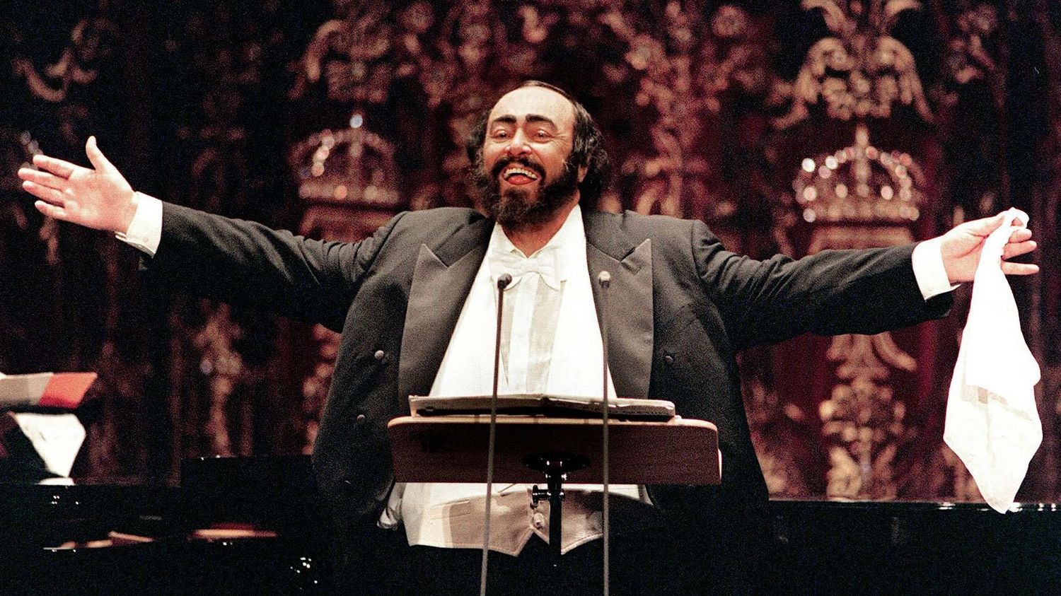 Polémique en Italie autour d'une statue de Pavarotti emprisonnée dans une patinoire