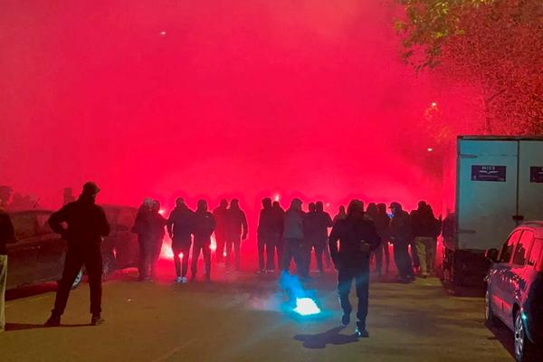 L’OGC Nice était toujours secoué mardi par les graves incidents provoqués dimanche soir par quelque 200 de ses supporters, qui ont entraîné des condamnations politiques et l’ouverture d’une enquête pour violences aggravées après les plaintes déposées par deux joueurs.