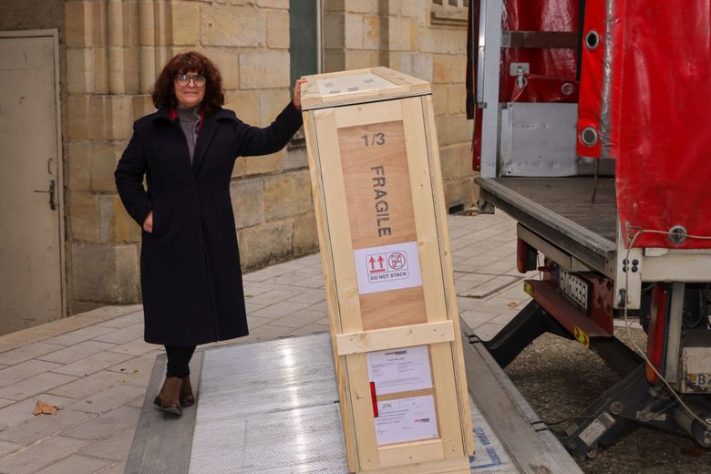La peintre figeacoise, Laurence Saunois, a suivi de A à Z toute l’organisation et la logistique pour faire transporter ses dix toiles dans les meilleures conditions.