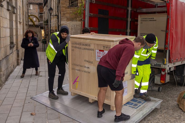 Ce mardi, les dix toiles soigneusement emballées dans des caisses sur mesure ont pris en camion la direction d’un aéroport parisien.