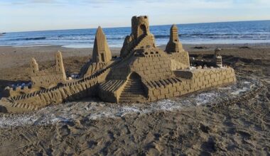 Il fait presque deux mètres de haut ! Un sculpteur réalise un château de sable géant sur la plage du Lido à Sète