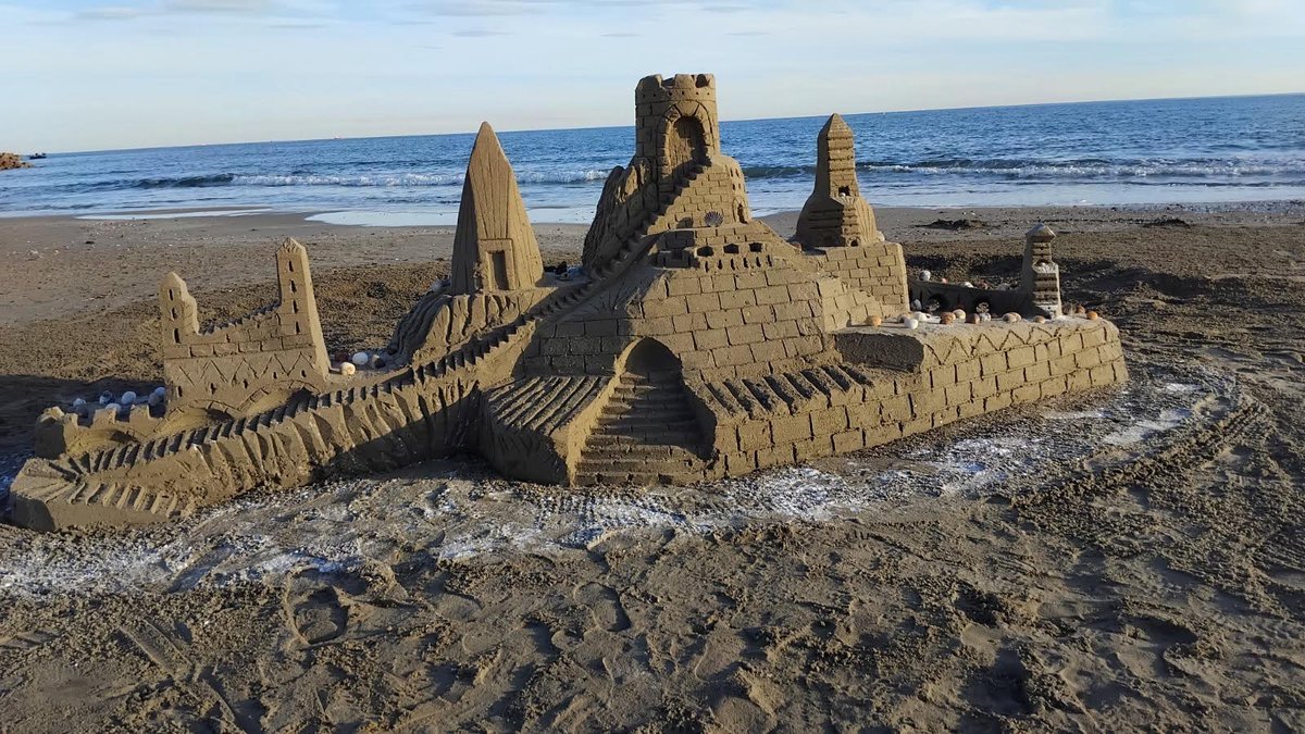 Il fait presque deux mètres de haut ! Un sculpteur réalise un château de sable géant sur la plage du Lido à Sète