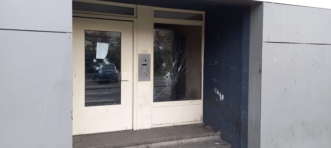 Les impacts des tirs de la nuit de dimanche à lundi sont visibles.