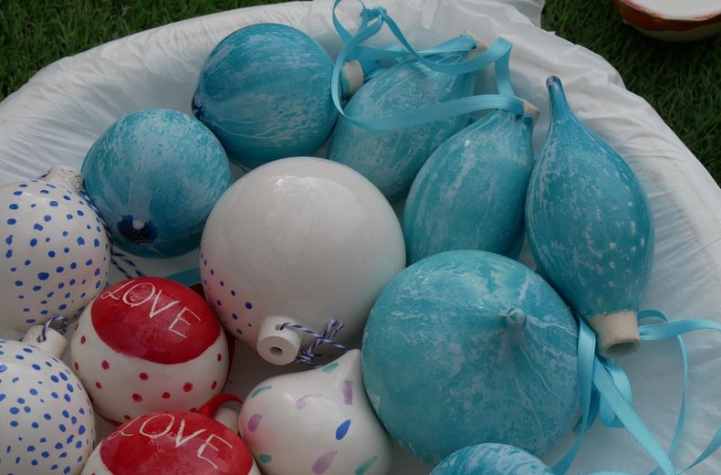 Des boules de Noël en faïence.