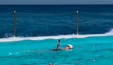 VIDÉO Pendant que les autres nagent le crawl, elle barbotte sur le dos pour continuer de traîner sur son téléphone