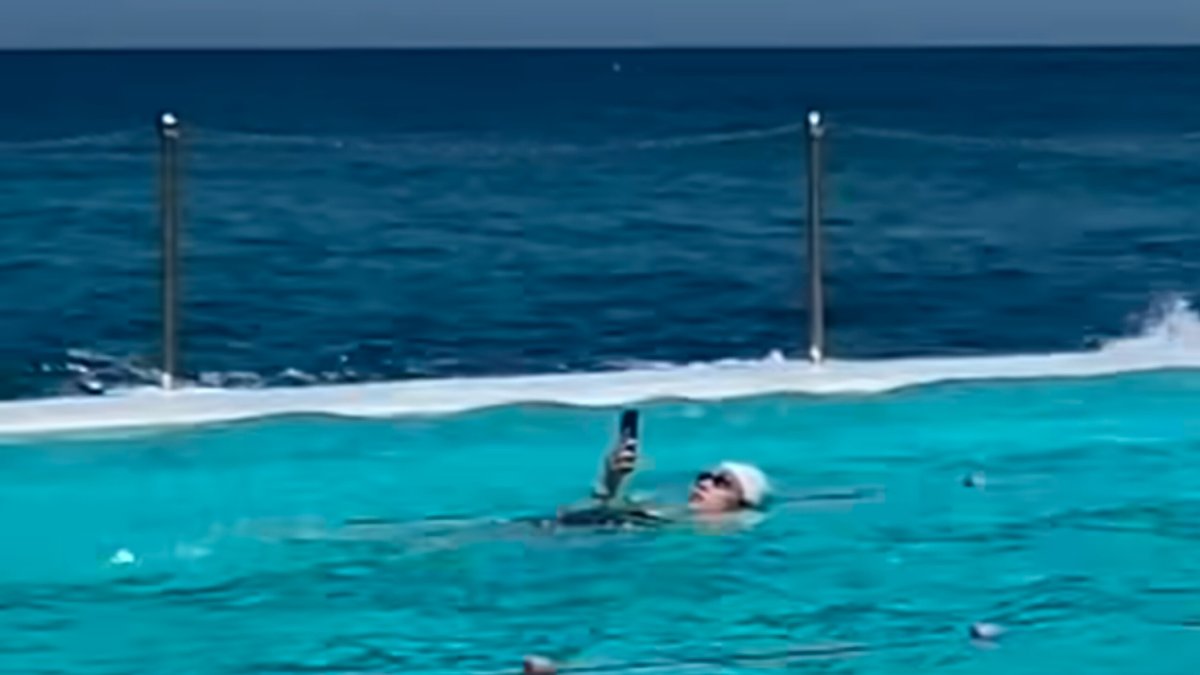 VIDÉO Pendant que les autres nagent le crawl, elle barbotte sur le dos pour continuer de traîner sur son téléphone