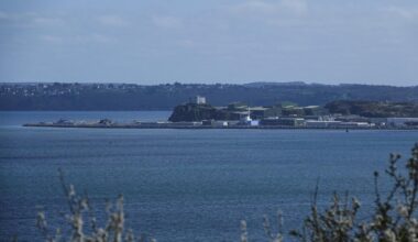 Des drones survolent la base des sous-marins nucléaires français, la Marine nationale ouvre le feu