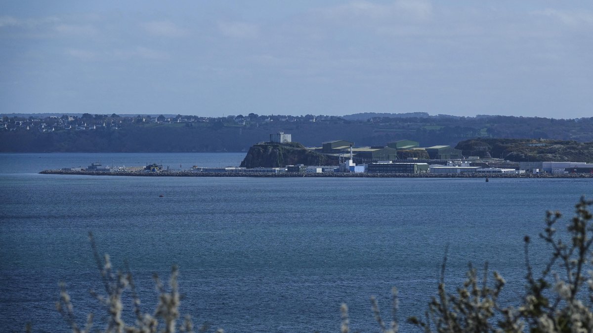 Des drones survolent la base des sous-marins nucléaires français, la Marine nationale ouvre le feu