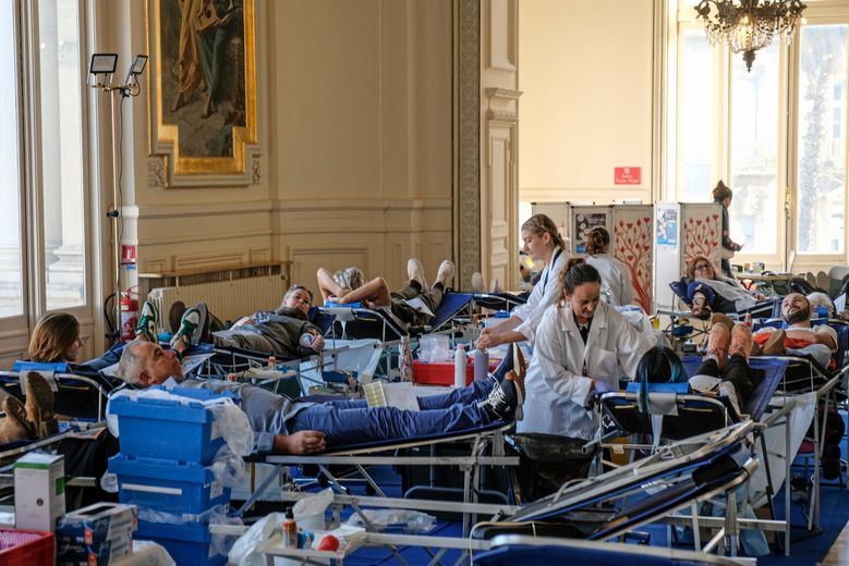 Le plafond du grand hall de l’Opéra-Comédie pour patienter le temps d’une bonne action.