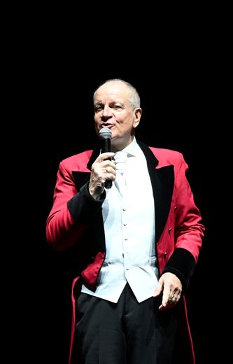 Pierre Galibert dans le rôle de Monsieur Royal.