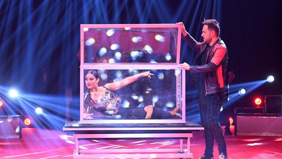 "Faut pas chercher à comprendre" : qui est cet illusionniste qui fait disparaître les filles et apparaître un hélicoptère au Cirque de Noël de Toulouse