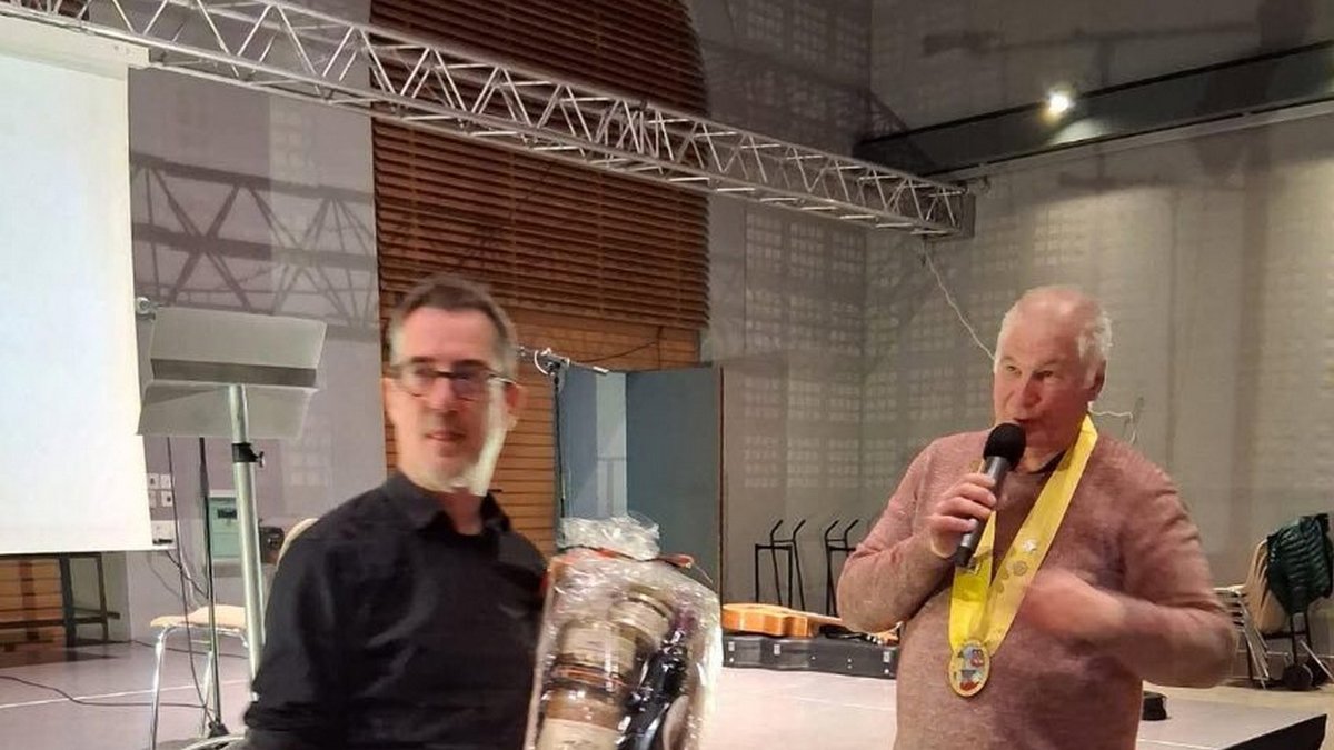 Festival caricature : repas cassoulet avec du Malepère